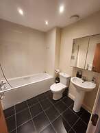 Beautiful 4 Bedroom Home With Parking by Lakeside