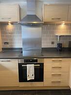 Beautiful 4 Bedroom Home With Parking by Lakeside