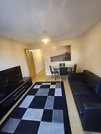 Beautiful 4 Bedroom Home With Parking by Lakeside