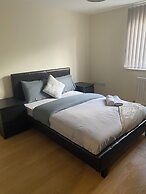 Beautiful 4 Bedroom Home With Parking by Lakeside