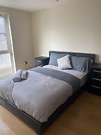 Beautiful 4 Bedroom Home With Parking by Lakeside