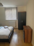 Beautiful 4 Bedroom Home With Parking by Lakeside