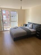 Beautiful 4 Bedroom Home With Parking by Lakeside