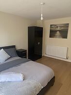 Beautiful 4 Bedroom Home With Parking by Lakeside