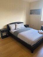 Beautiful 4 Bedroom Home With Parking by Lakeside