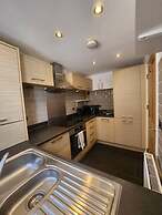 Beautiful 4 Bedroom Home With Parking by Lakeside