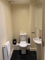 Beautiful 4 Bedroom Home With Parking by Lakeside