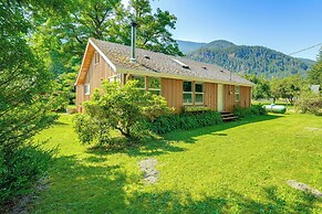 Marblemount Cabin w/ Fireplace Near Mystery Falls!