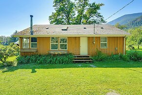 Near Mystery Falls: Marblemount Cabin w/ Fireplace