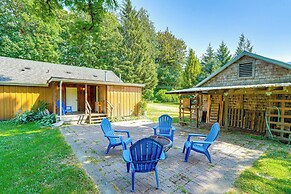 Marblemount Cabin w/ Fireplace Near Mystery Falls!