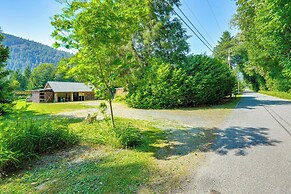 Near Mystery Falls: Marblemount Cabin w/ Fireplace