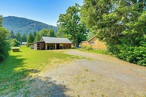 Near Mystery Falls: Marblemount Cabin w/ Fireplace
