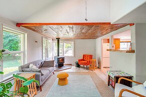 Near Mystery Falls: Marblemount Cabin w/ Fireplace