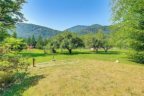 Near Mystery Falls: Marblemount Cabin w/ Fireplace