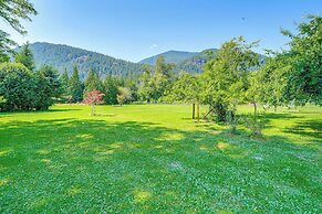 Near Mystery Falls: Marblemount Cabin w/ Fireplace