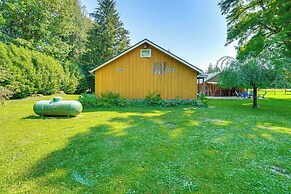 Near Mystery Falls: Marblemount Cabin w/ Fireplace