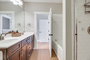 Vibrant Downtown Cincinnati Townhome w/ Sauna!