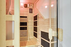 Vibrant Downtown Cincinnati Townhome w/ Sauna!