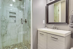 Vibrant Downtown Cincinnati Townhome w/ Sauna!