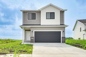 13 Mi to Dtwn Fargo: North Dakota Family Home!