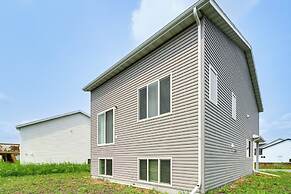 13 Mi to Dtwn Fargo: North Dakota Family Home!
