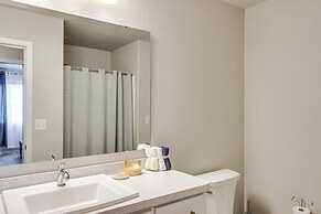 13 Mi to Dtwn Fargo: North Dakota Family Home!