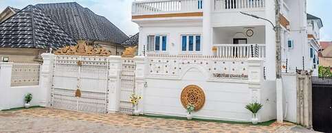 MONDEESTARS LUXURY HOME