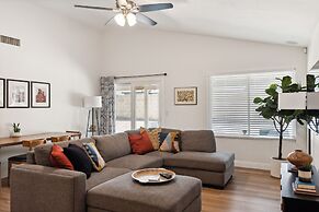 Beautifully Renovated Glendale Retreat 3 Bedroom Home by RedAwning