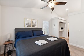 Beautifully Renovated Glendale Retreat 3 Bedroom Home by RedAwning