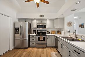 Beautifully Renovated Glendale Retreat 3 Bedroom Home by RedAwning