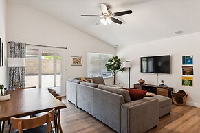 Beautifully Renovated Glendale Retreat 3 Bedroom Home by RedAwning