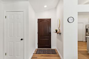 Beautifully Renovated Glendale Retreat 3 Bedroom Home by RedAwning