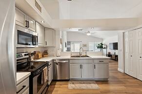 Beautifully Renovated Glendale Retreat 3 Bedroom Home by RedAwning