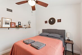 Beautifully Renovated Glendale Retreat 3 Bedroom Home by RedAwning