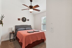 Beautifully Renovated Glendale Retreat 3 Bedroom Home by RedAwning