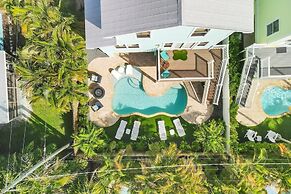 Aqua Vista 4 Bedroom Home by RedAwning