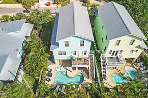 Aqua Vista 4 Bedroom Home by RedAwning