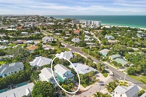 Aqua Vista 4 Bedroom Home by RedAwning