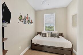 Aqua Vista 4 Bedroom Home by RedAwning