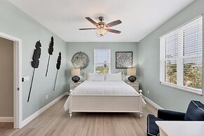 Aqua Vista 4 Bedroom Home by RedAwning