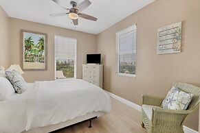 Aqua Vista 4 Bedroom Home by RedAwning