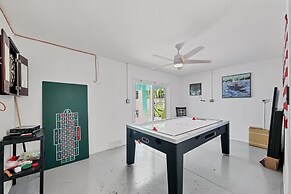 Aqua Vista 4 Bedroom Home by RedAwning