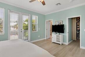 Aqua Vista 4 Bedroom Home by RedAwning