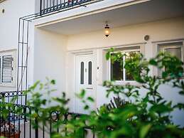 Sunny and Family Friendly Apartment Directly at the Pool