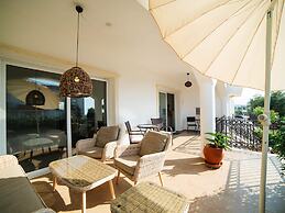 Sunny and Family Friendly Apartment Directly at the Pool