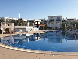 Sunny and Family Friendly Apartment Directly at the Pool