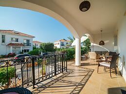 Sunny and Family Friendly Apartment Directly at the Pool