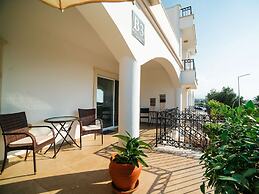 Sunny and Family Friendly Apartment Directly at the Pool