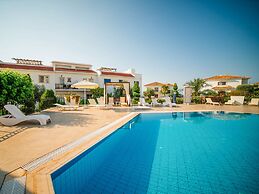 Sunny and Family Friendly Apartment Directly at the Pool