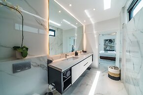 Villa Blue Water by GORO